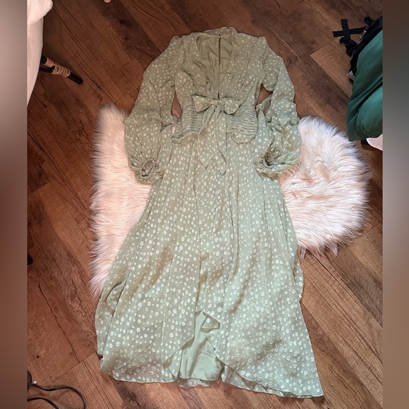 ASOS Pleat Detail Midi Dress In Jacquard Satin Spot With Tie Detail In Sage - Picture 4 of 7